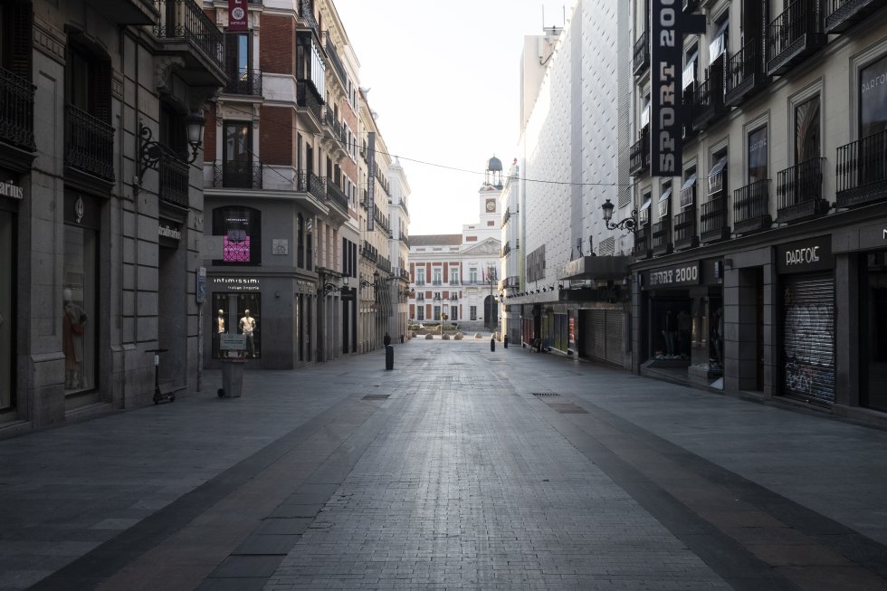 Madrid amenece desierto tras decretarse el estado de alarma