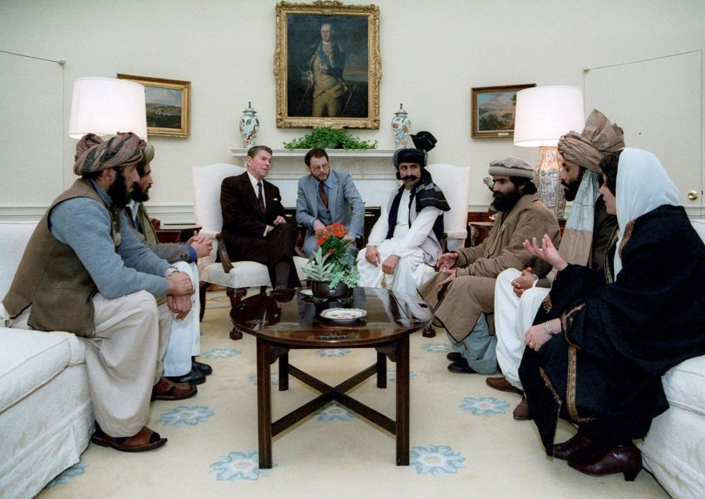 El presidente norteamericano, Ronald Reagan, reunido con los líderes muyahidines en la Casa Blanca