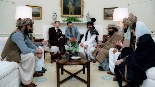 El presidente norteamericano, Ronald Reagan, reunido con los líderes muyahidines en la Casa Blanca